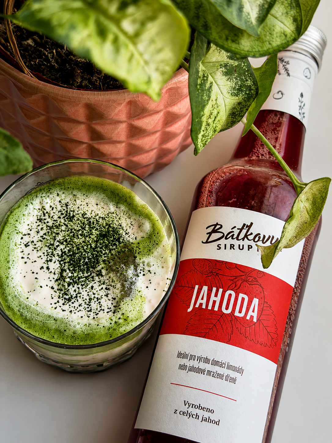 Jahodová cold foam matcha